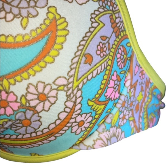 Victoria’s Secret bikini top. Ruffled accent. Size 32DD - Picture 2 of 9